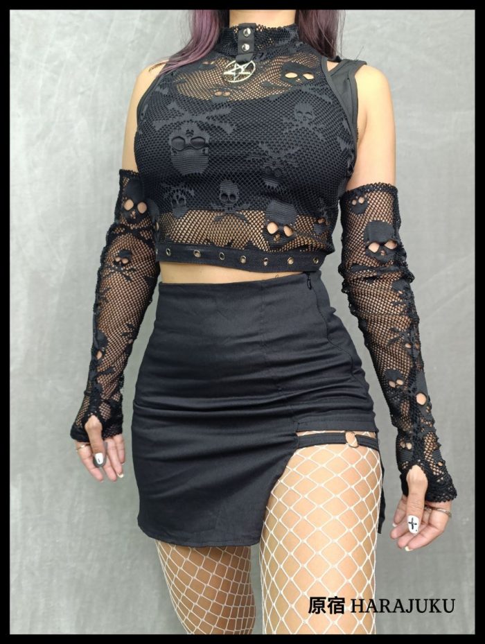 Crop top con estampado de esqueleto y pentagrama estilo Y2K