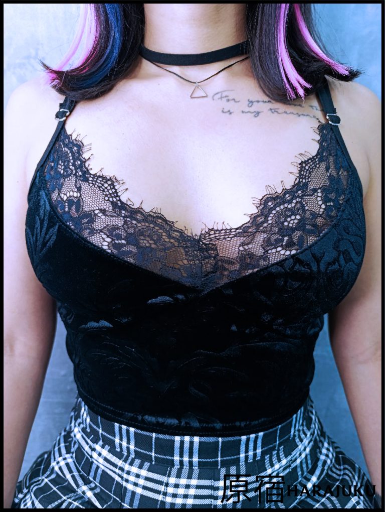 Crop top velvet con estampado y encaje