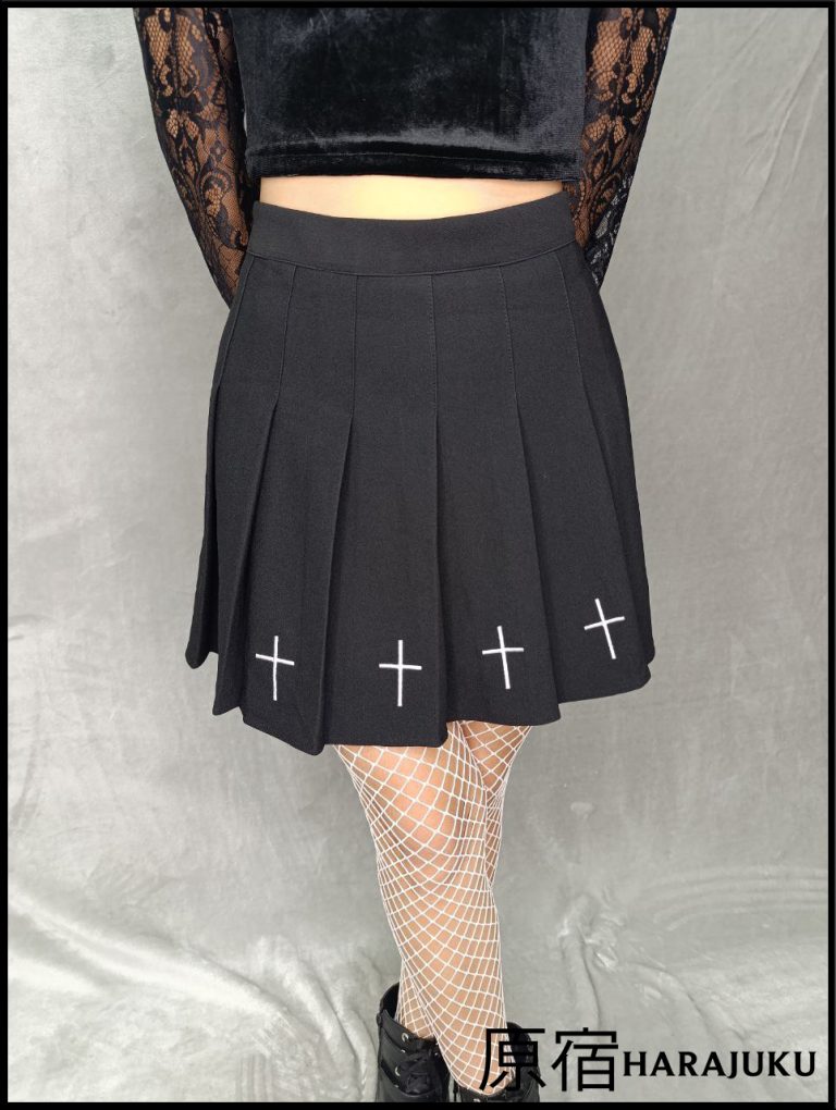 Falda short con bordado de cruz